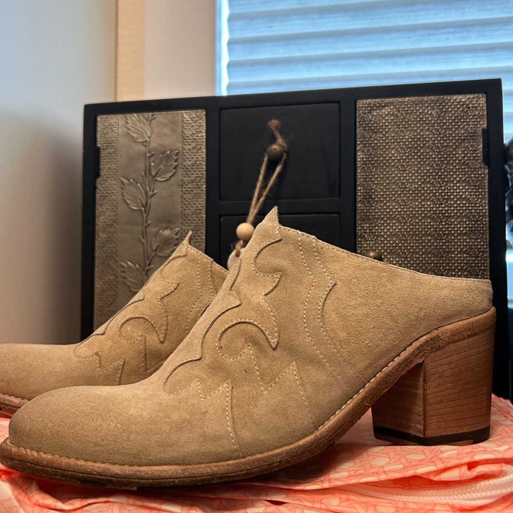 Jo Ghost Bounty Mules - Never Worn - Cream Polished Suede. - Western - Size 6